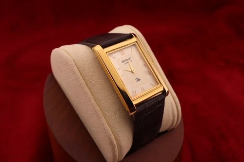 ⌚✨ Vintage Seiko Slim Quartz Gentlemen's Gold Dial ,Dark Brown Dress Watch
