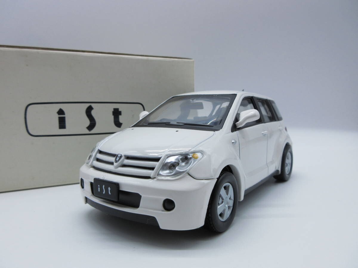 1:24 Toyota first ist Scion xA color sample mini car White Diecast