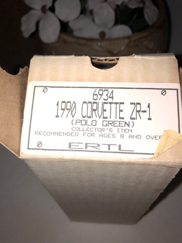 AMT-ERTL #6934 Chevrolet Corvette ZR-1 1990 Polo Green - Picture 11 of 11