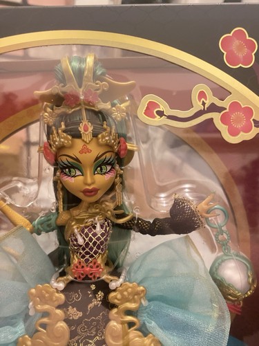Monster High 2024 Fang Vote Jinafire bambola lunga Mattel mai aperta opera d'arte nuova con scatola - Foto 9 di 16