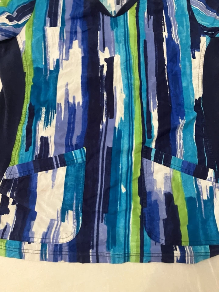 Blusa Médica Cruzada Blanca 100% Algodón Talla Mediana Manga Corta Estampado Multicolor Foto 3 de 4