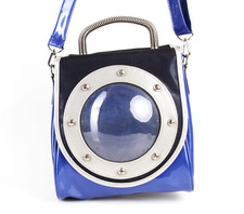 Trend Rucksack Handtasche blau Lack Umhängegurt Metallgriff Space Rave Techno