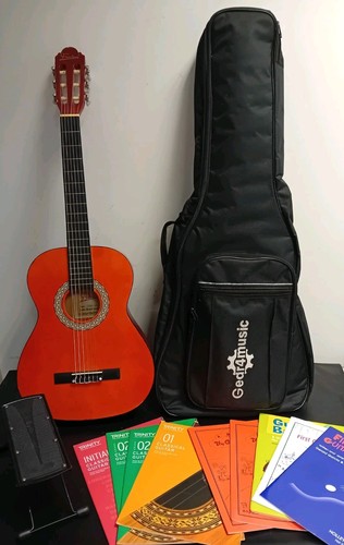 Freedom CG300 3/4 Akustikgitarre Fußständer, Bücher und Kleidung für Musiktasche - C2