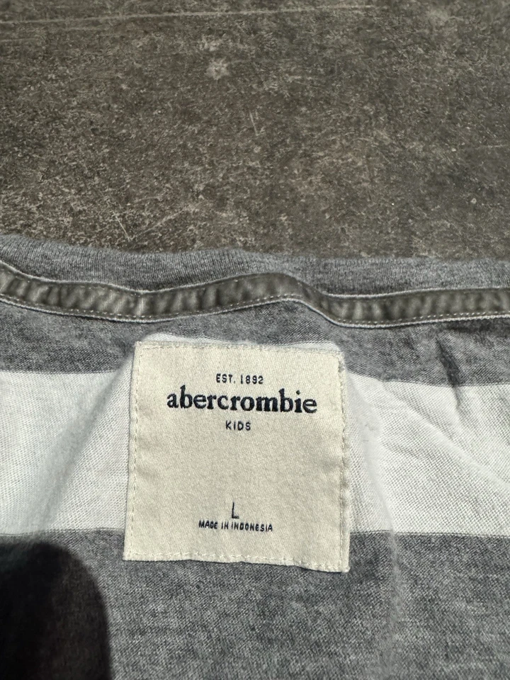 Camisa Grande Y2K Abercrombie Niños Niñas Rayas Calce Ajustado Cuello en V Manga Larga Foto 3 de 4