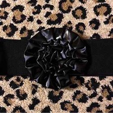 BLACK LARGE CENTER FLOWER STRETCHY VINYL BELT SNAP BACK MEDIUM