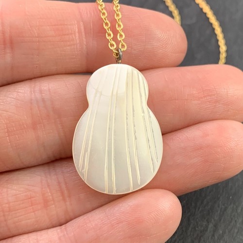 VINTAGE CARVED MOTHER OF PEARL NECKLACE 