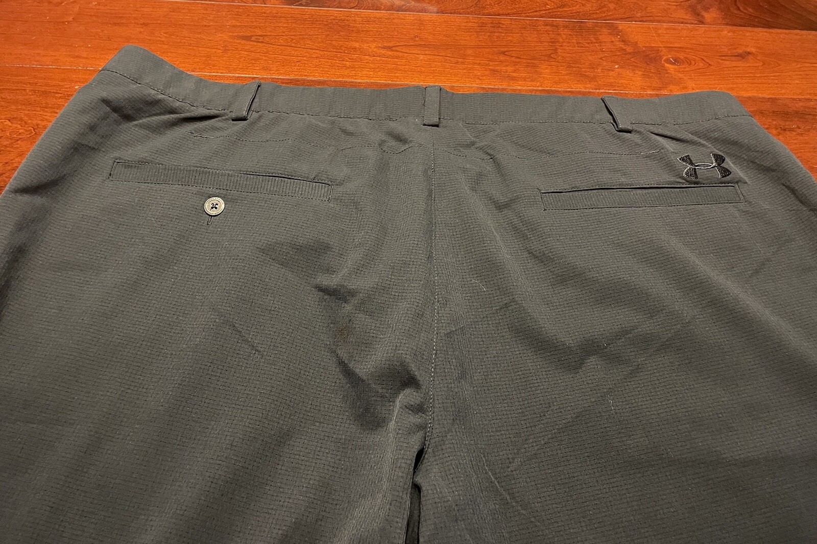 New. Under Armour Mens Golf Pants Black 46W Unhemmed Loose Heatgear NWT