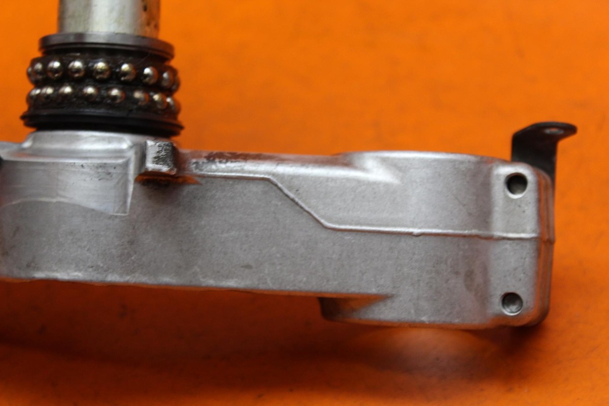WWW@WWW ④ 982 06-07 Kawasaki Ninja Zx10r Lower Triple Tree Clamp