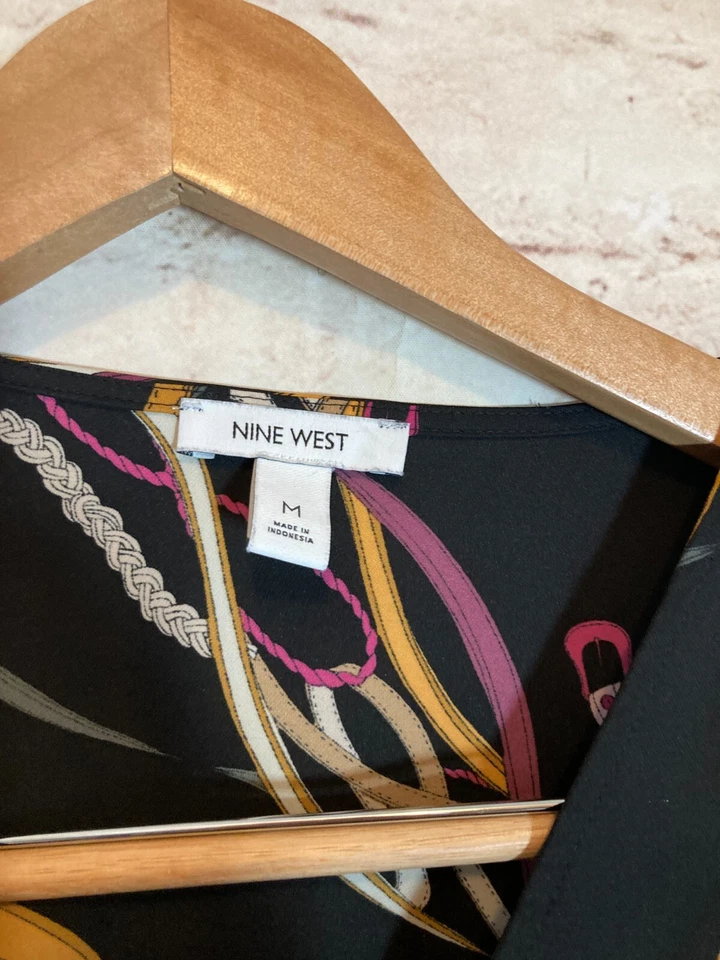 Top envolvente Nine West para mujer mediano negro cadena cinturón estampado artístico lazo lateral Foto 3 de 4