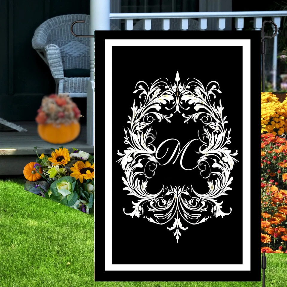 Bandera de jardín con monograma blanco y negro, decoración exterior personalizada, inicial personalizada Foto 2 de 4