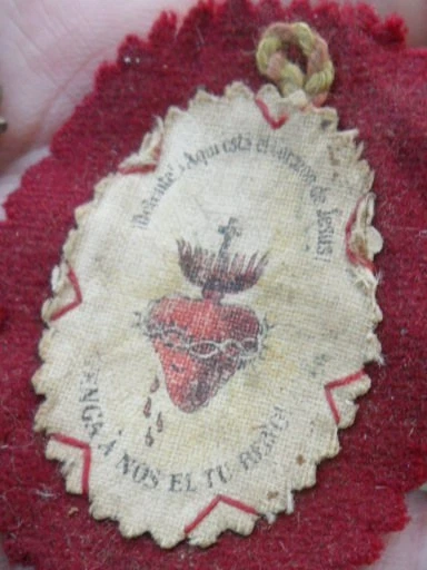 ancien reliquaire + tissu marqué . Coeur Sacré , Marie laiton ciselé pendentif - Photo 3/4