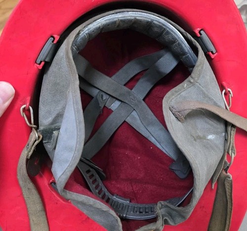 Vintage Eden, PA Red Firefighter MSA Feuerwehrhelm & Lederabzeichen - Bild 7 von 8