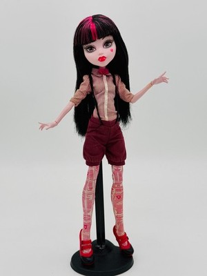 Monster High Draculaura in Newspaper Club Fashion Pack Puppe