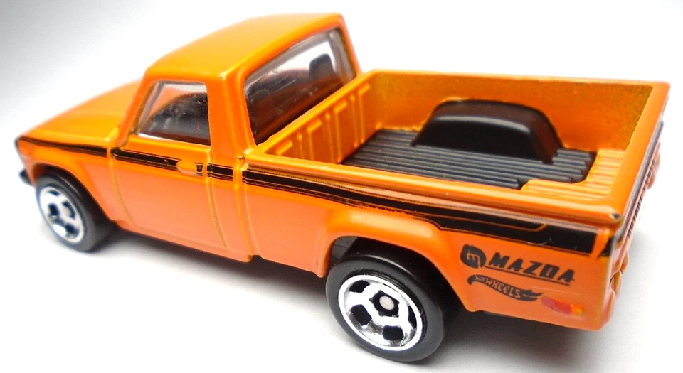 Camioneta pickup Hot Wheels Hot Trucks Mazda Repu 2021 naranja fundido a presión 2 3/4" con negra Foto 3 de 4