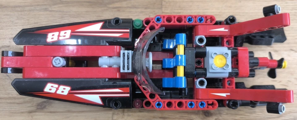 LEGO Technic 42089 Power Boat, photo 2 sur 4