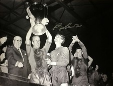 BOBBY CHARLTON SIGNED MANCHESTER UNITED 1968 EUROPEAN CUP FINAL 16x12 PHOTO 