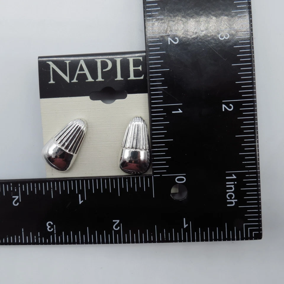 Pendientes colgantes perforados tono plata Napier de colección diseño simple Foto 3 de 4