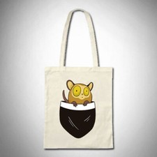 Tragetasche mit kleinem Tier in Brusttasche