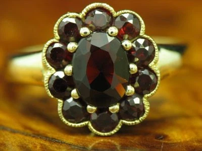 8kt 333 Gelbgold Ring mit 2,10ct Granat Besatz / 2,8g / RG 56 - Bild 1 von 4