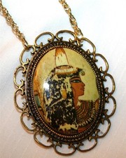 Handsome Scalloped Rim Goldtone Egyptian Princess Cameo Pendant Necklace