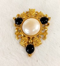 Avon Lion Brooch 1991 Baroque Style Vintage Faux Pearl Gold Tone Black Cabs