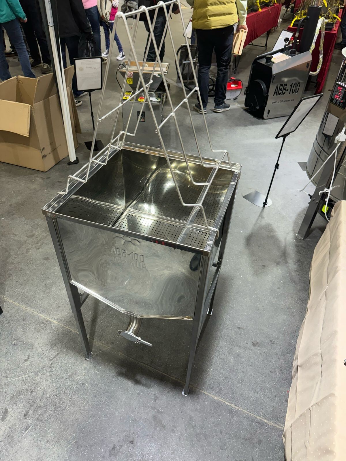 Entdecklungstisch 0,5 m mit flachem Korb & Rahmenhalter