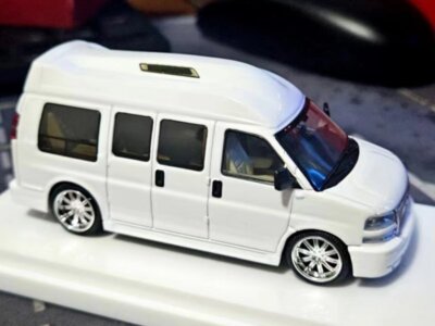 GMC Savanna  - white - GOC 1:64