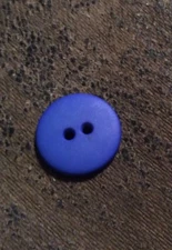 DILL BUTTONS #102425 ROYAL BLUE ROUND--2 HOLE--15MM-- 17 PIECES