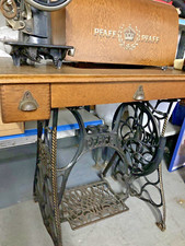 PFAFF NÄHMASCHINE MIT GESTELL VON CA. 1900 mit Originalzubehör