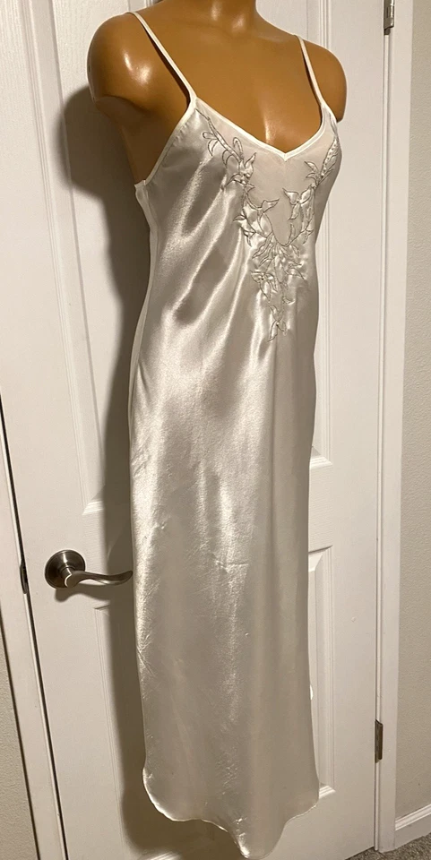 CAMISÓN DE COLECCIÓN AÑOS 80 VICTORIA'S SECRET BLANCO SATINADO CON BORDADOS Y PERLAS TALLA M Foto 3 de 4