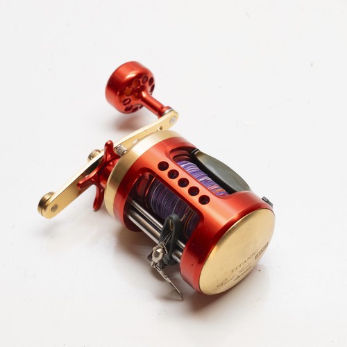 Okuma Titanic Red Isis 400 Baitcast Angelrolle - Bild 2 von 7