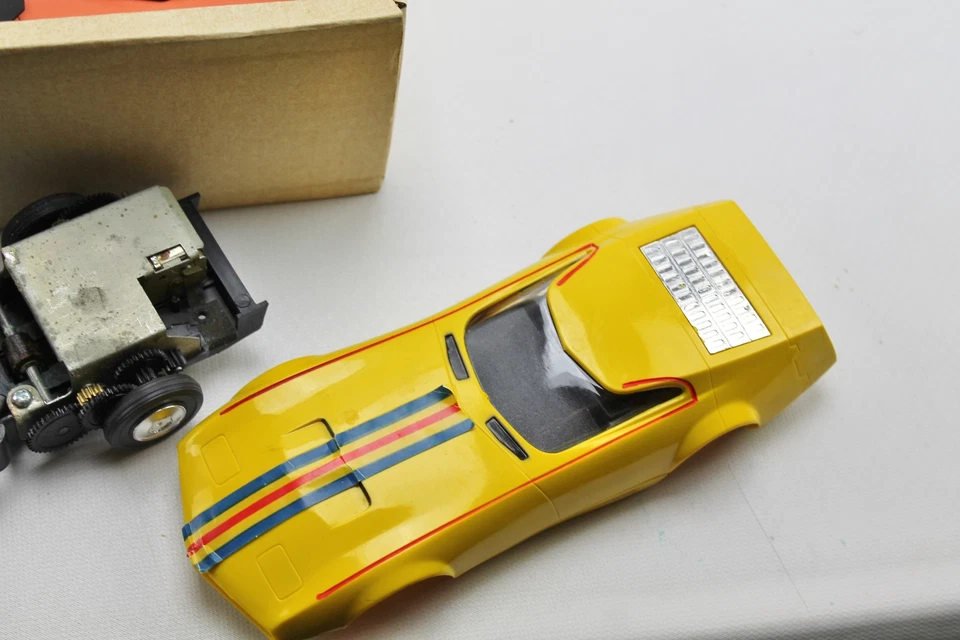 *As-is* Vintage 1969 Amaze-A-Matics Chrysler Charger III Yellow Car Hasbro /3 - Image 4 of 4