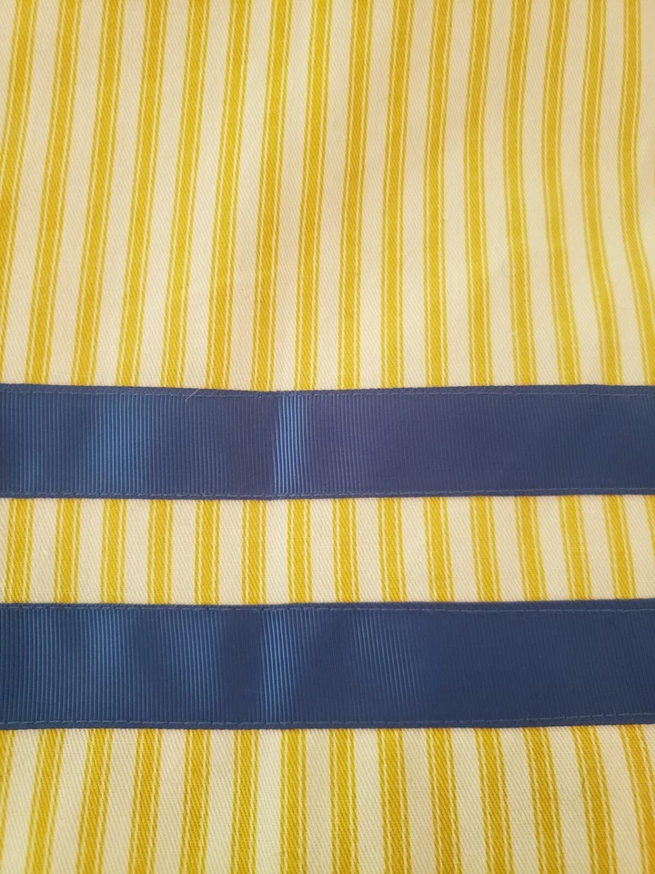 FALDA DE CAMA WAVERLY AMARILLA Y BLANCA RAYAS AZUL RIBETE QUEEN PLISADA ESQUINAS DIVIDIDAS Foto 2 de 4