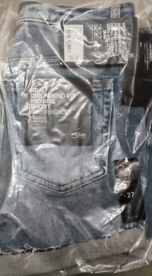 Silver Jeans Co  Beau Short Girlfriend  Fit MID Rise short. Cuff Frayed 27/ 3.5 