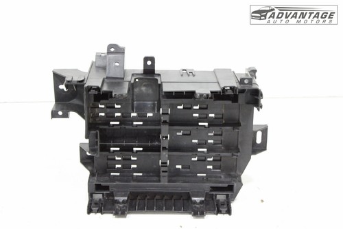 GMC YUKON 2015-2020 4x4 5,3 L relé de fusibles caja de conexiones soporte de bloque OEM - Imagen 4 de 6