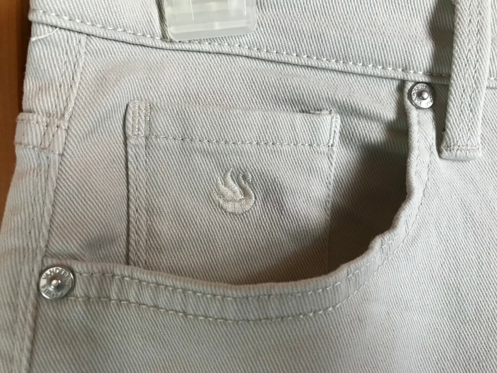 GLORIA VANDERBILT Amanda Cream 10 Stretch Straight Le… Gem