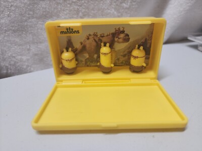 Thinkway Toys Minions lot of 3 Minis W/ Playset Caveman Yellow Case Is 4'' X 2.5''