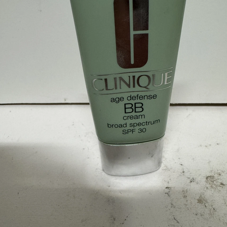 Clinique Age Defense BB Cream FPS 30 1,4 OZ Tono 03 Foto 2 de 3
