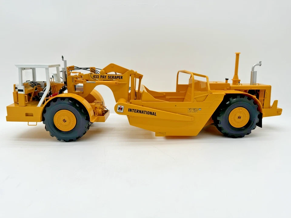 ConstructionPioneers International Harvester 20'' 433 DualEngine PayScraper 1:25 - Image 2 of 4