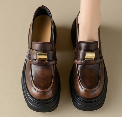 Damen-Slipper rund geschnitten Blockabsatz Plateau Metalldekoration Halbschuhe - Bild 5 von 10