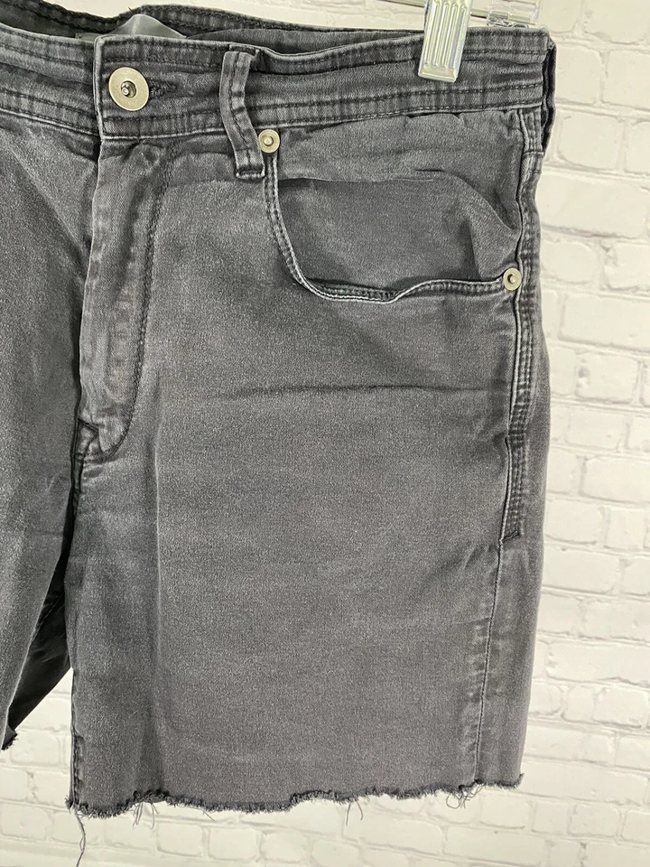 Pantalones cortos de mezclilla desgastados negros descoloridos Saks Fifth Avenue para mujer (28 x 5) Foto 3 de 4