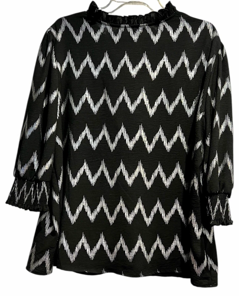 Blusa feminina NY Collection tamanho 1X preta prata metálica gola V mangas batidas 3/4 - Imagem 2 de 4