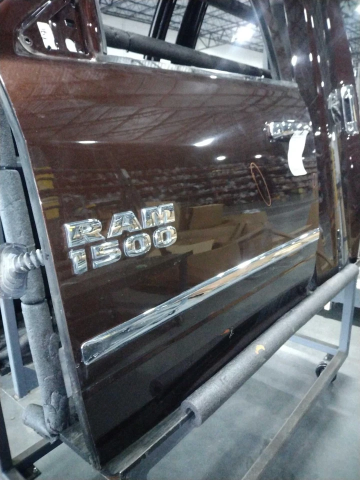 Conjunto de puerta delantera izquierda usado se adapta a: camioneta Ram Dodge 1500 2015 doble cabina Foto 2 de 4