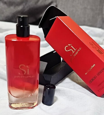 GIORGIO ARMANI Si Passione Eau De Parfum Spray luminous and