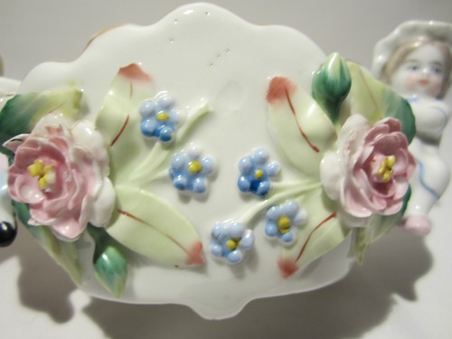ANCIENNE JARDINIERE PORCELAINE BISCUIT DECOR ENFANTS ET FLEURS MARQUE ET NUMERO - Foto 9 di 9