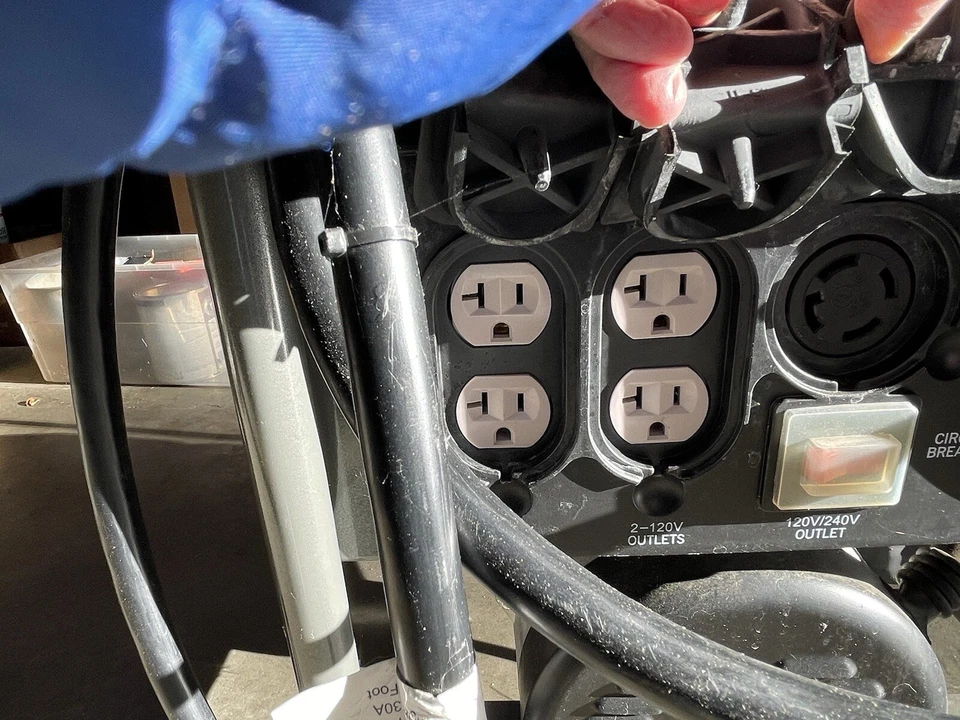 Briggs & Stratton 5500 8250 Watt Generator 30430 - Image 3 of 3