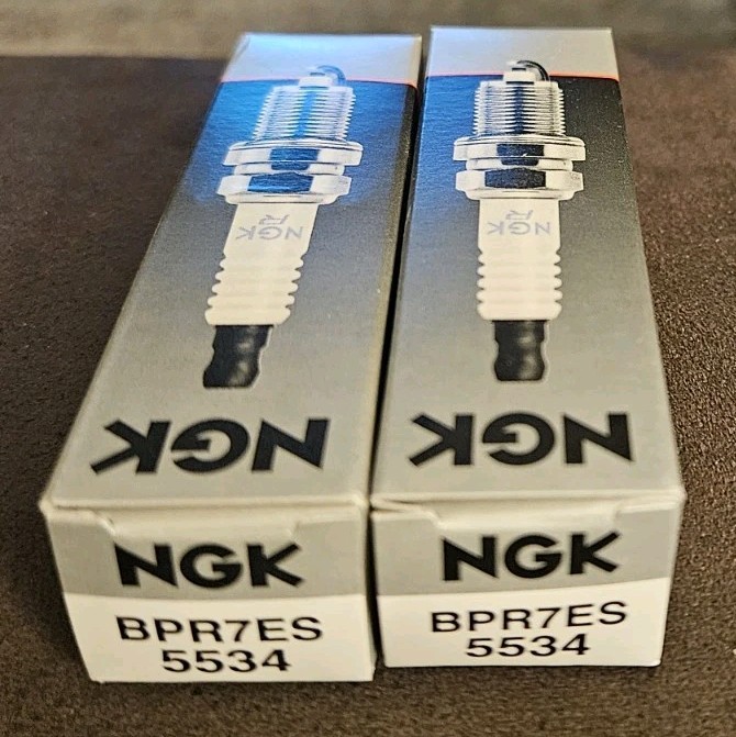 2 NGK SPARK PLUGS BPR7ES 5534 New In Original Packaging NOS OEM 