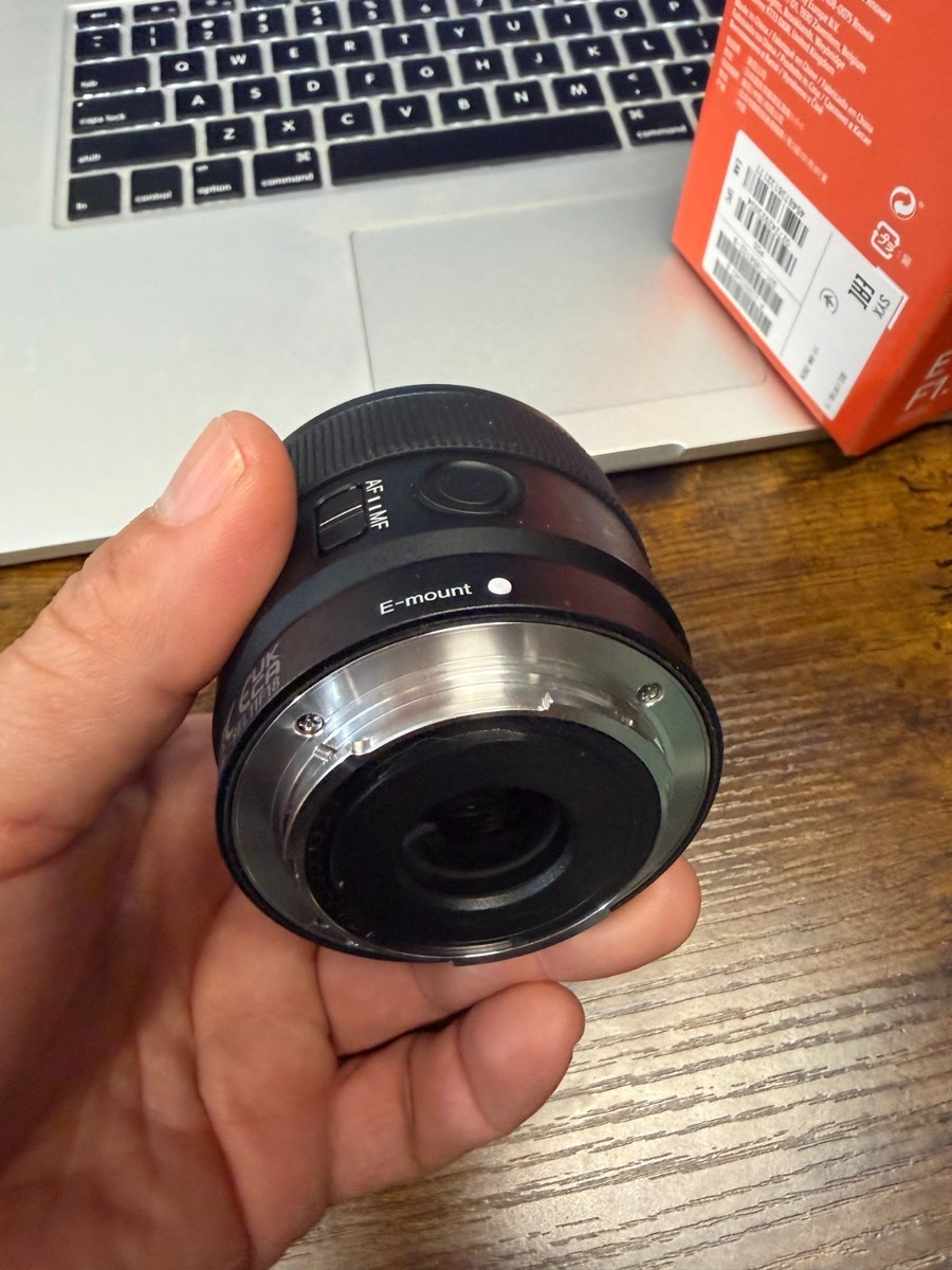 SONY 　SEL11F18 Sony SEL11F18 11mm f/1.8 Ultra-wide-angle prime lens for APS-C