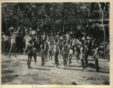 1962 Press Photo Ellen Brindle & Gerry Thomas lead children in the Philippines