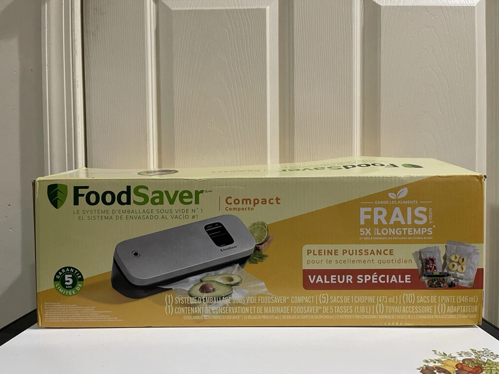 NEW!! FoodSaver Compact Vacuum Sealing System VS1175 with Bonus Starter Kit